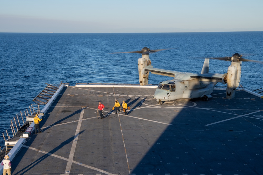 USS Somerset Conducts Flight Operations