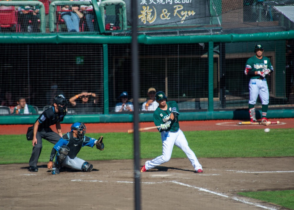 Edgren Middle High School Baseball Team Goes to Rakuten Eagles Game