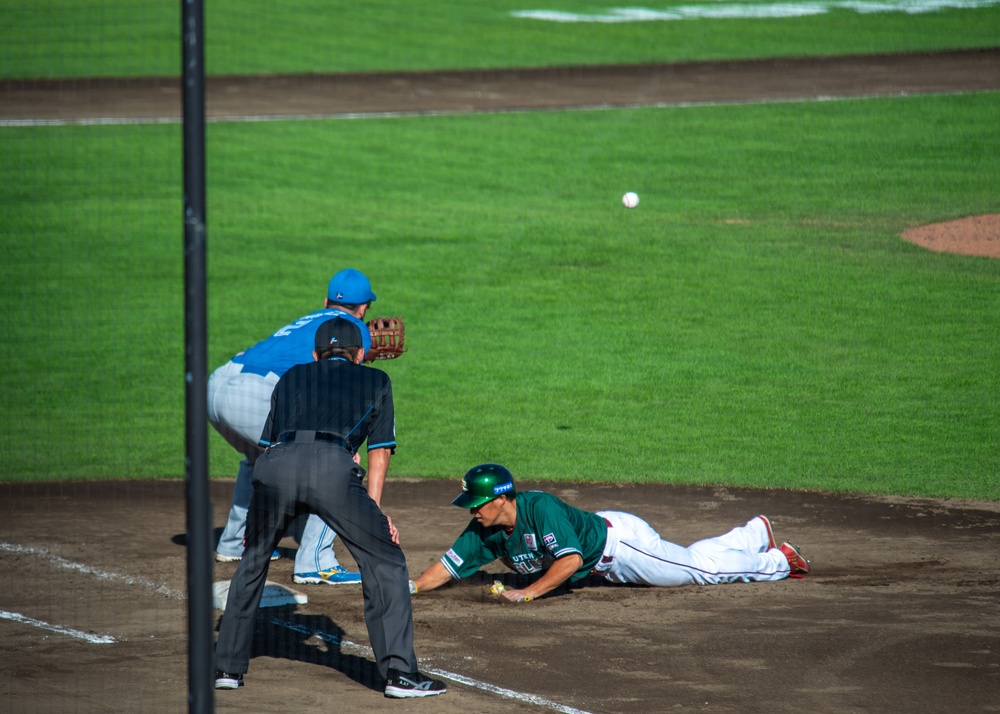 Edgren Middle High School Baseball Team Goes to Rakuten Eagles Game