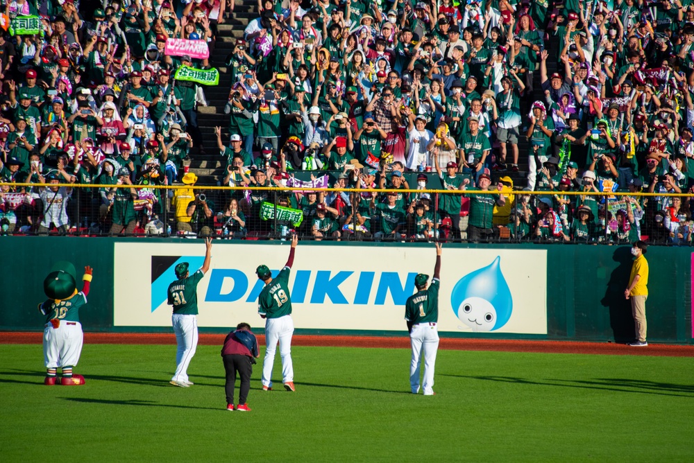 Edgren Middle High School Baseball Team Goes to Rakuten Eagles Game