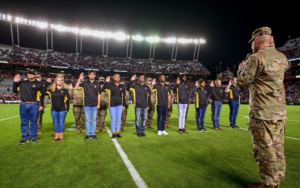 US Army seeks volunteers to become recruiters
