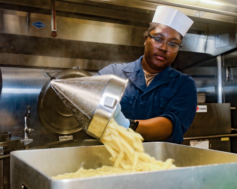 Sailors aboard USS Shoup prepare meals for ship’s crew