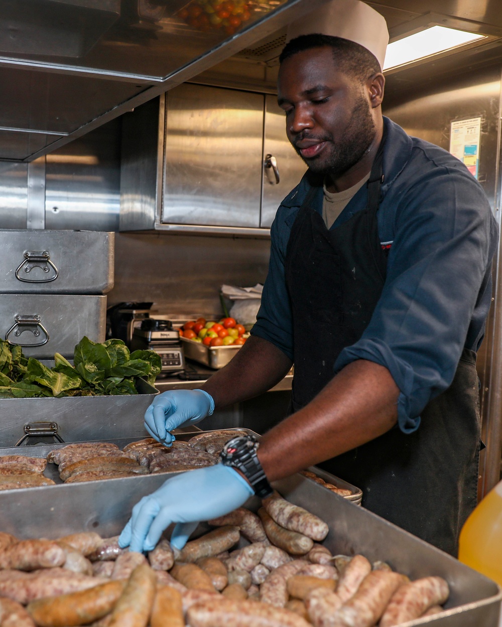 Sailors aboard USS Shoup prepare meals for ship’s crew