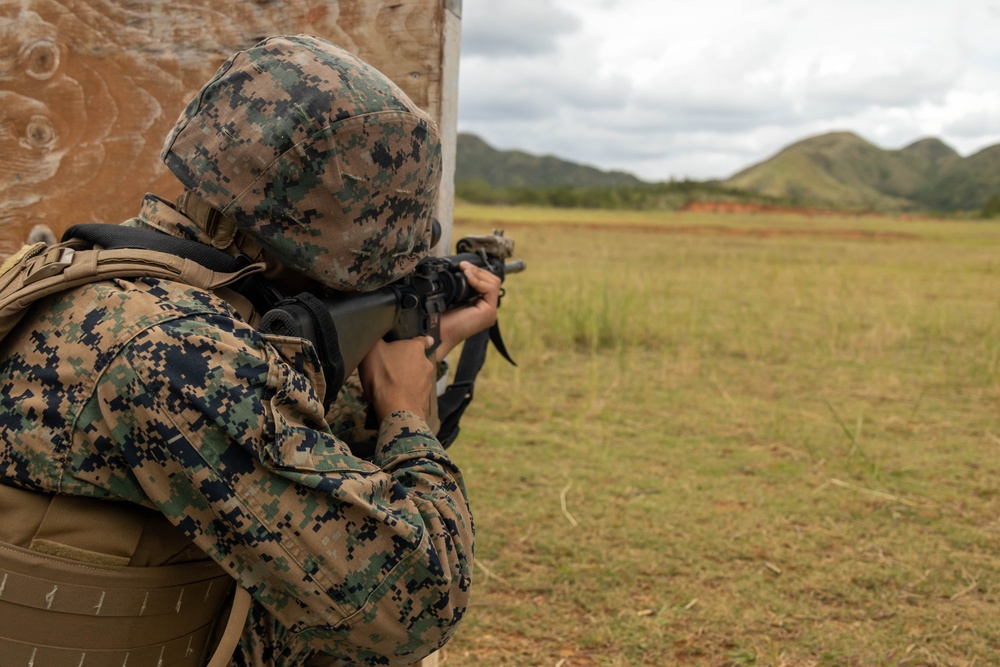 Marines with 3rd Maintenance Battalion conduct a evolution range