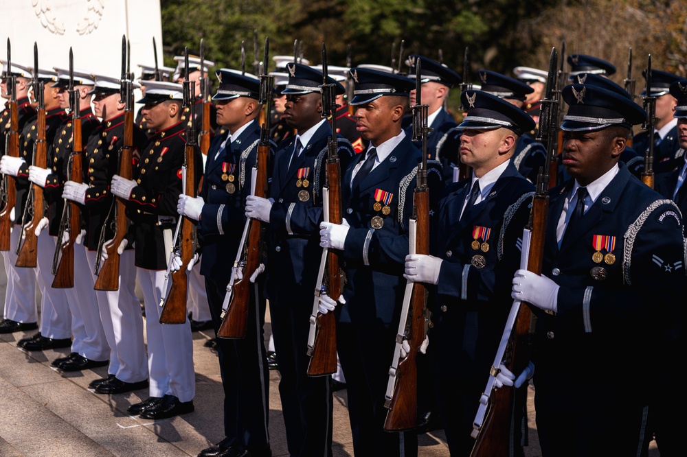 Italian Deputy Chief of Defence Staff Lays Wreath at Arlington