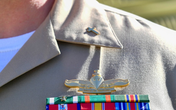 Navy Chaplain receives Surface Chaplain Officer warfare pin
