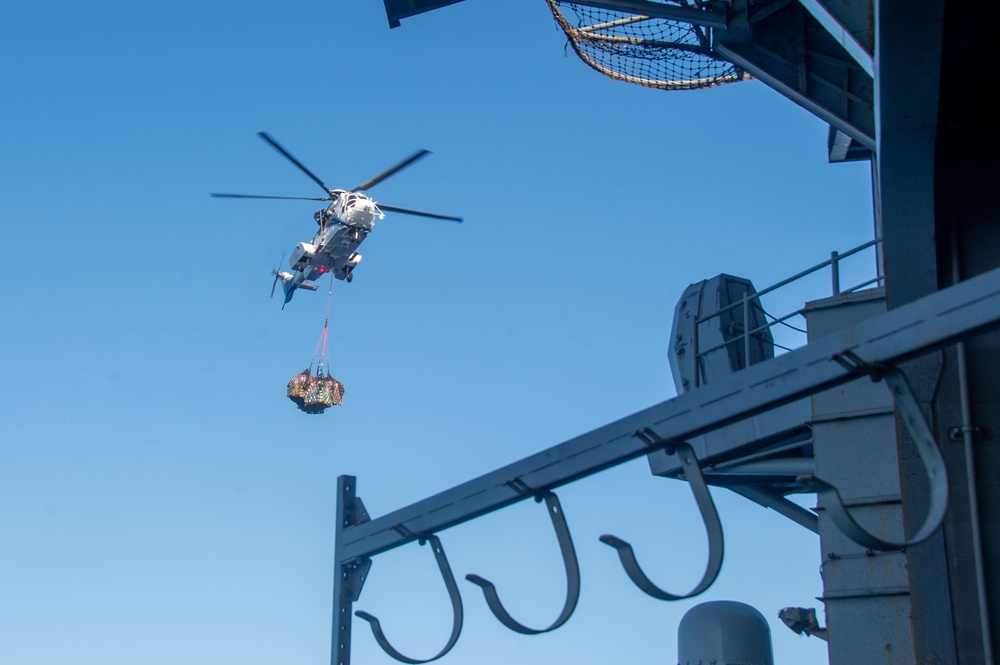 USS Ronald Reagan (CVN 76) conducts vertical replenishment-at-sea with USNS Carl Brashear (T-AKE 7)