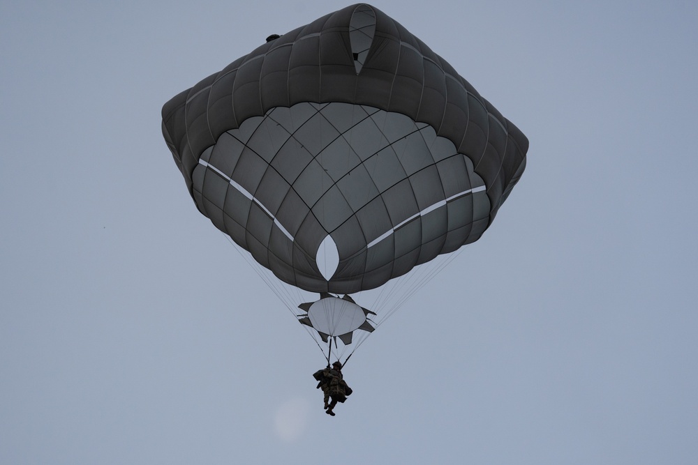 Arctic Angels conduct joint forcible entry operation during Arctic Aloha