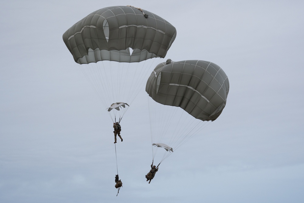 Arctic Angels conduct joint forcible entry operation during Arctic Aloha