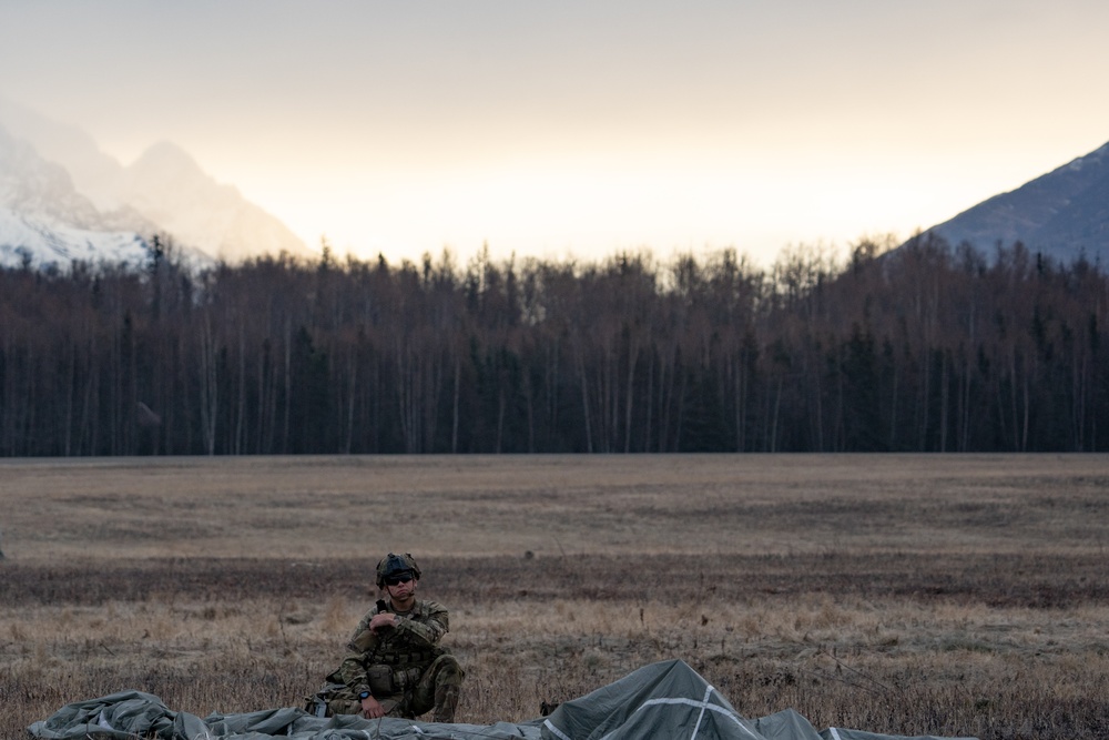 Arctic Angels conduct joint forcible entry operation during Arctic Aloha