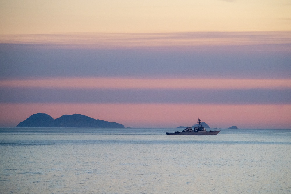 USS Curtis Wilbur (DDG 54) transits the Pacific Ocean