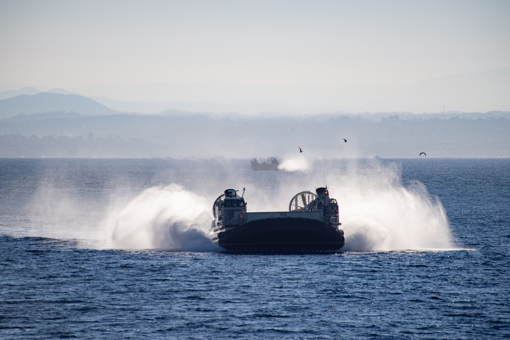 USS Somerset Conducts Well Deck Operations with ACU 5