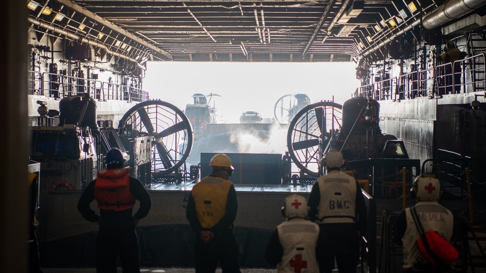 USS Somerset Conducts Well Deck Operations with ACU 5