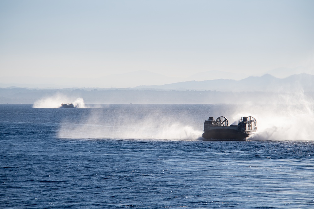 USS Somerset Conducts Well Deck Operations with ACU 5