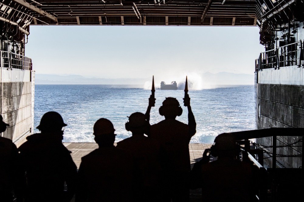 USS Somerset Conducts Well Deck Operations with ACU 5