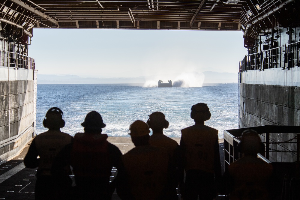 USS Somerset Conducts Well Deck Operations with ACU 5