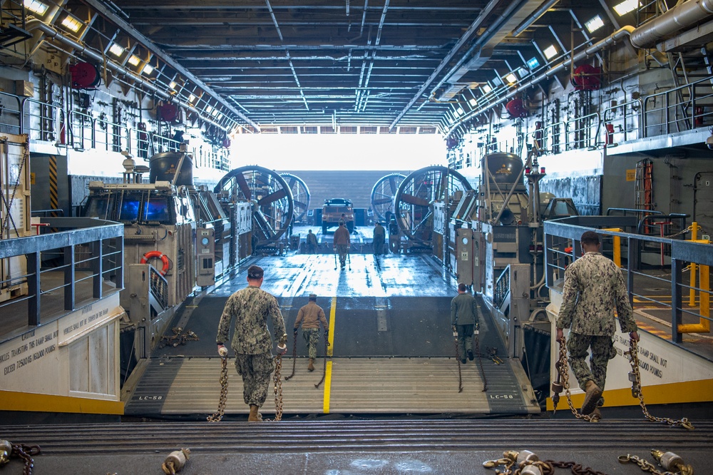 USS Somerset Conducts Well Deck Operations with ACU 5