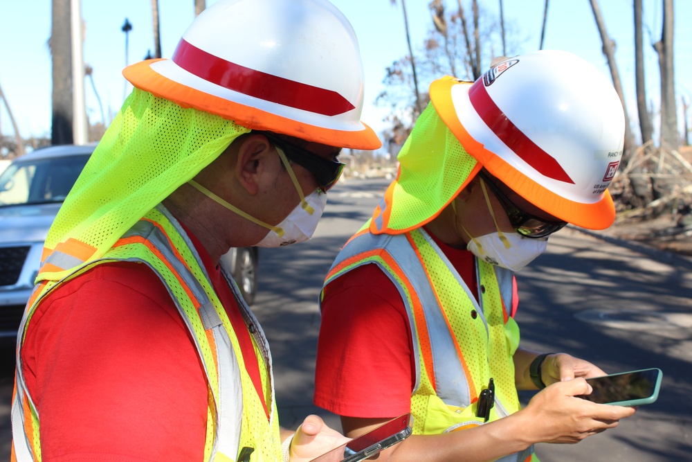 Quality Assurance Inspectors facilitate vehicle removal from the right of way in Lahaina, Hawai‘i