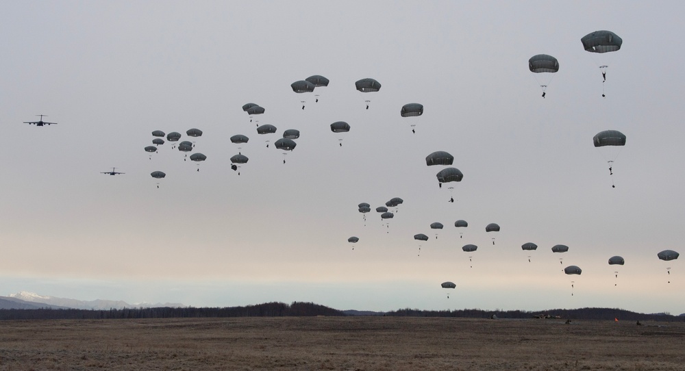 ‘Arctic Angels’ conduct joint forcible entry operation during Arctic Aloha