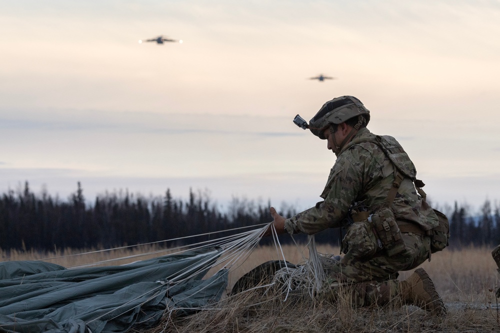 ‘Arctic Angels’ conduct joint forcible entry operation during Arctic Aloha