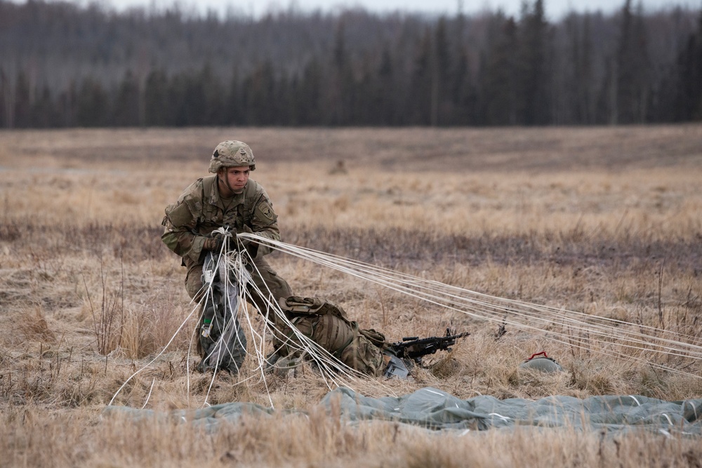 ‘Arctic Angels’ conduct joint forcible entry operation during Arctic Aloha