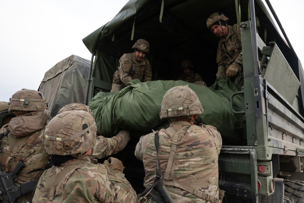 ‘Arctic Angels’ conduct joint forcible entry operation during Arctic Aloha