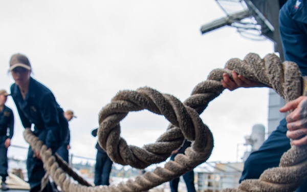 Sailors Handle Line