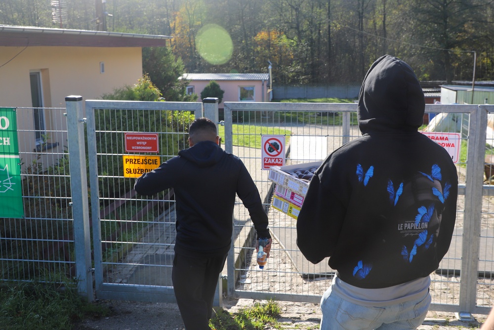 Deployed Soldiers volunteer at animal shelter