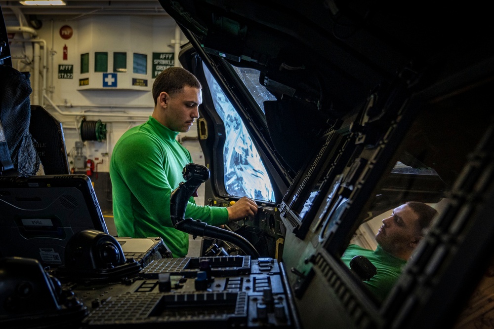 HSC-23 Airman Performs Maintenance on Helicopter