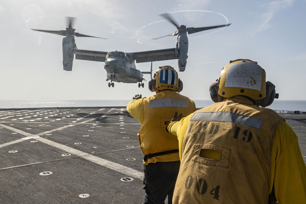 26th MEU(SOC) and USS Mesa Verde welcomes U.S. Army Soldiers