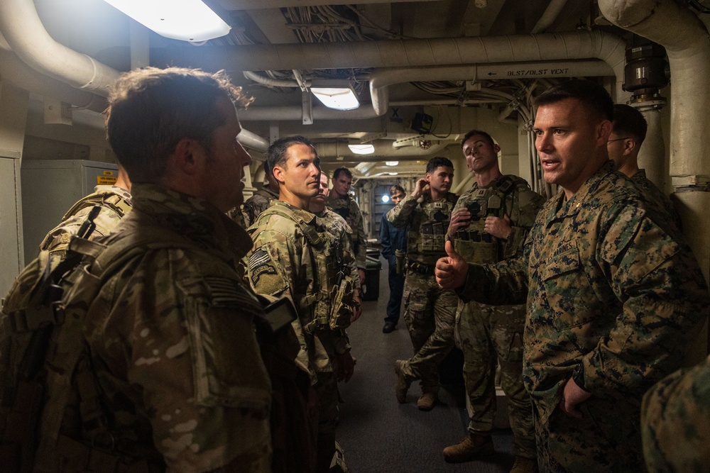 26th MEU(SOC) and USS Mesa Verde welcomes U.S. Army Soldiers