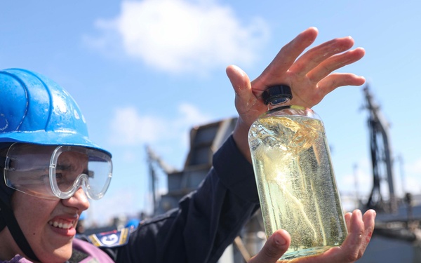 USS Dewey (DDG 105) Conducts Underway Replenishment with USNS Tippecanoe (T-AO 199)