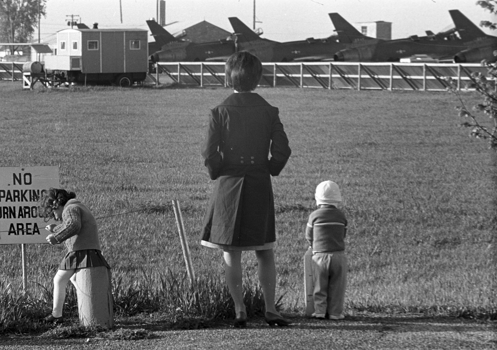 Family watches as Sioux City F-100s depart for Vietnam