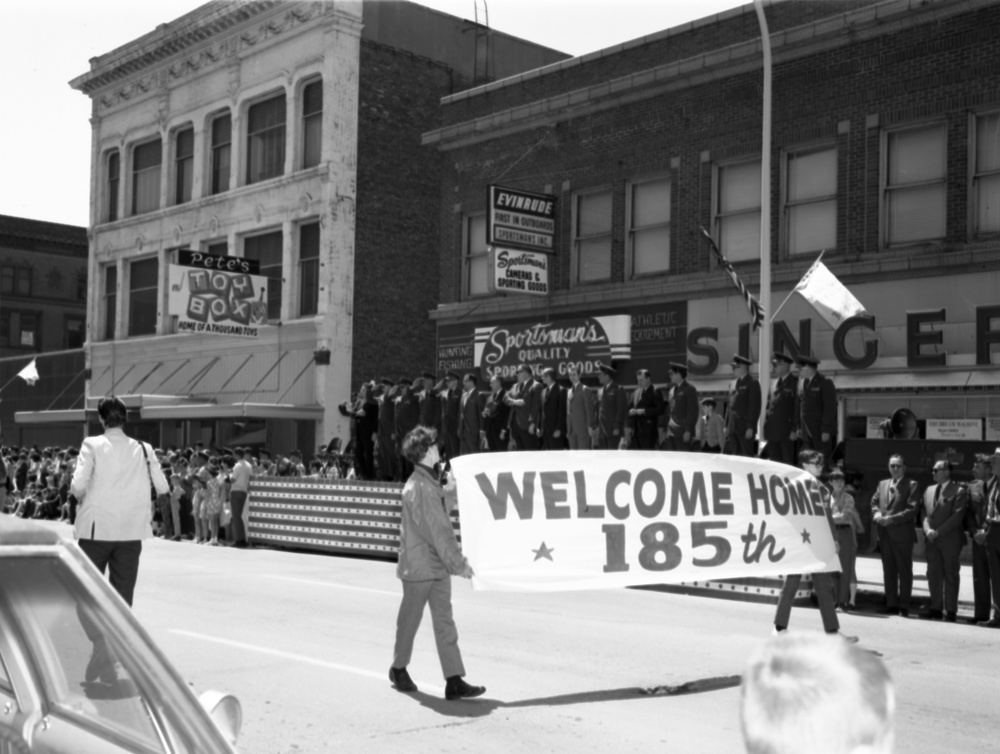 Welcome home parade in downtown Sioux City