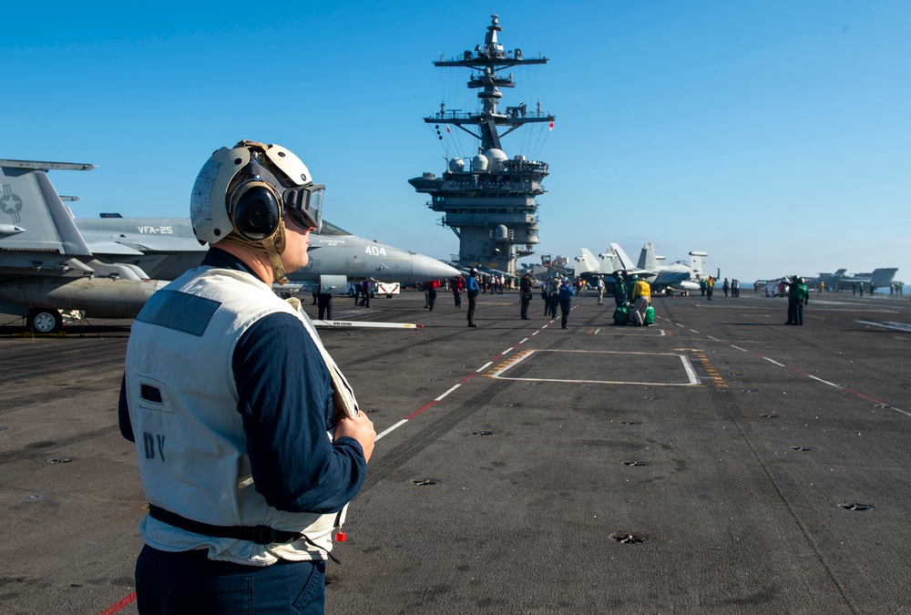 Distinguished Visitors Tour CVN 71