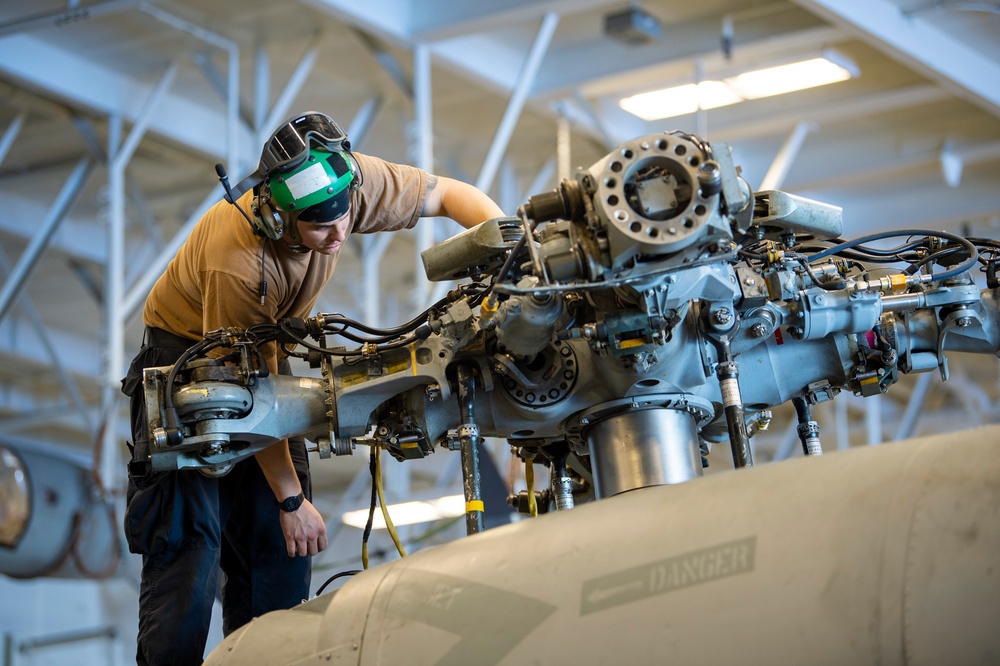 USS Carl VInson (CVN 70) Sailors Conduct Maintenance