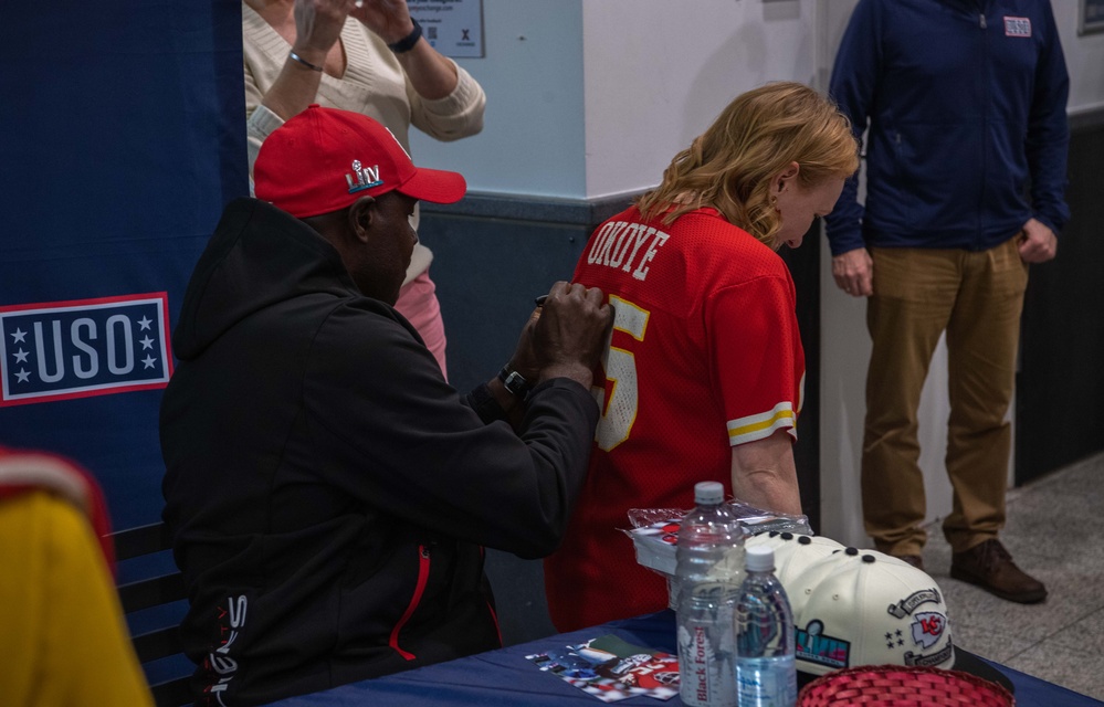 Chiefs cheerleaders, retired player visit fans in KMC