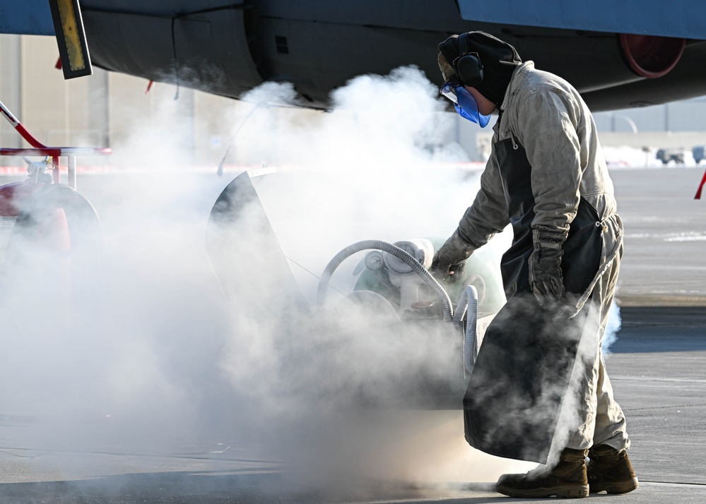 Team Minot's aircraft maintainers perform liquid oxygen maintenance