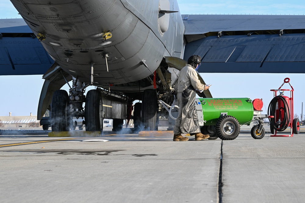 Team Minot's aircraft maintainers perform liquid oxygen maintenance