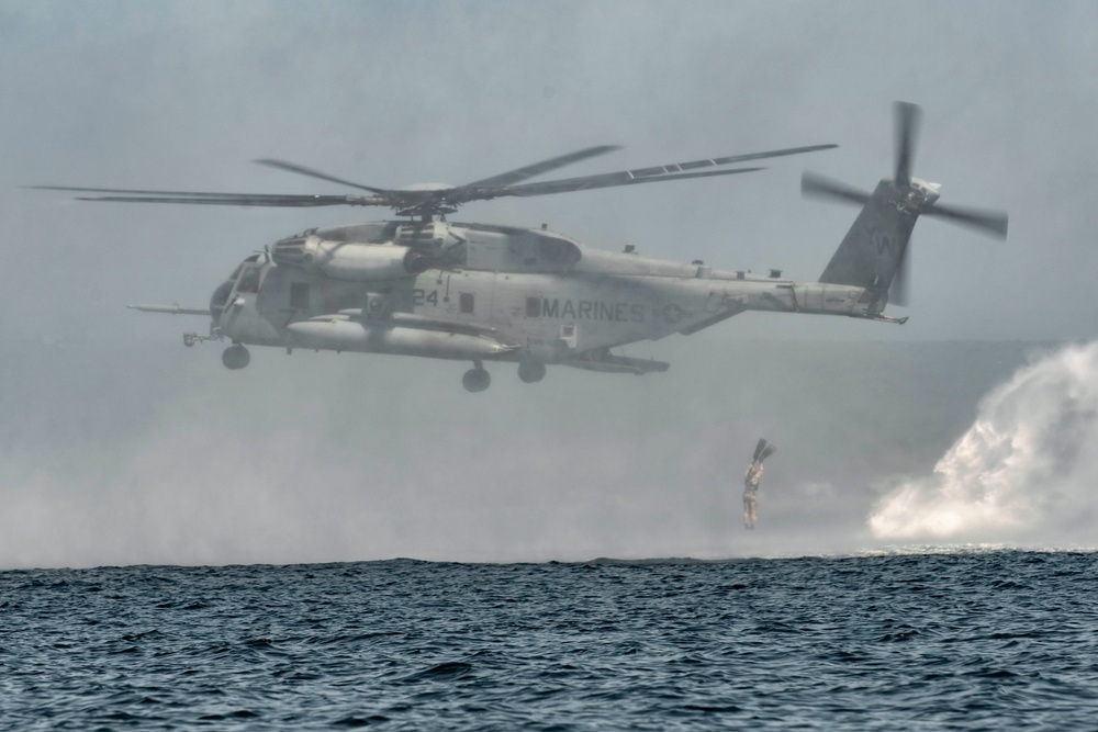 DVIDS - Images - Recon Company Conducts Helocast Training [Image 5 of 13]