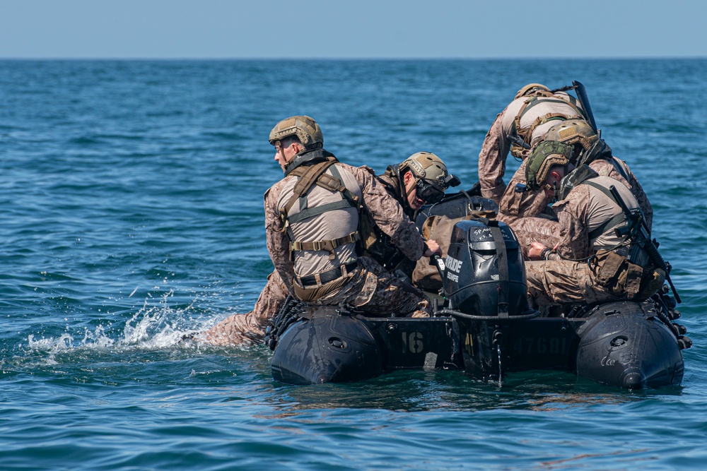 Recon Company Conducts Helocast Training