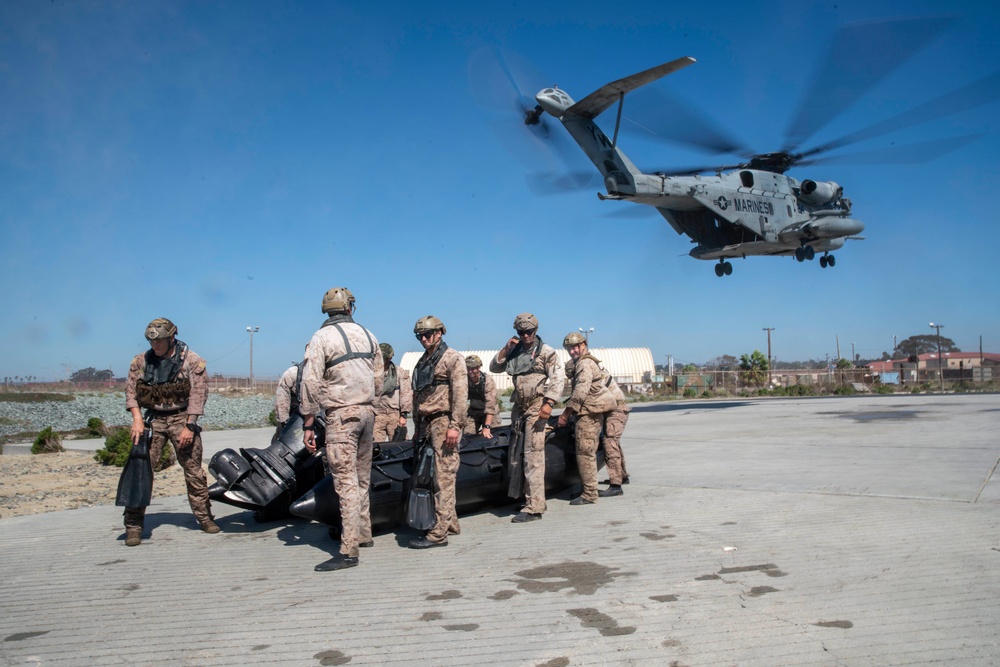 Recon Company Conducts Helocast Training