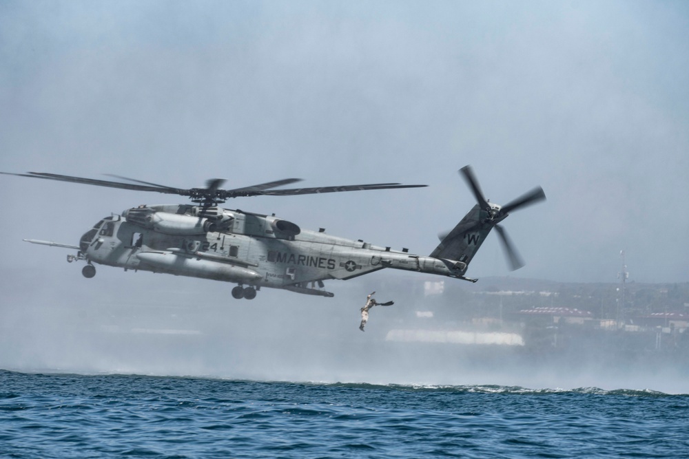 Recon Company Conducts Helocast Training