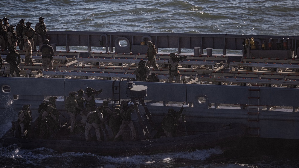 24th MEU MSPF Marines Conduct VBSS