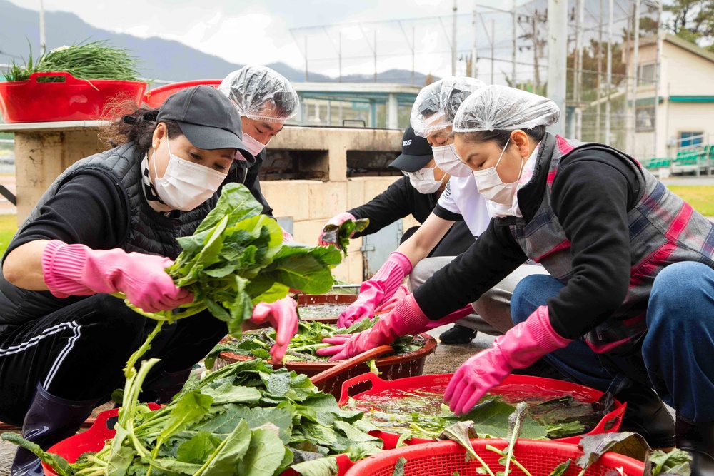 Camp Casey BOSS program hosts kimchi making event