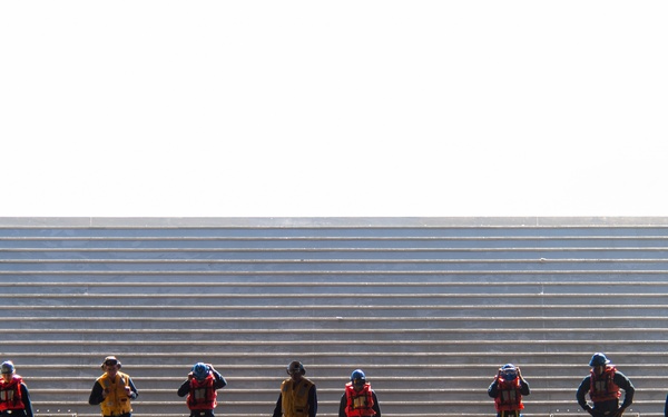 ACU 5 Conducts LCAC Operations