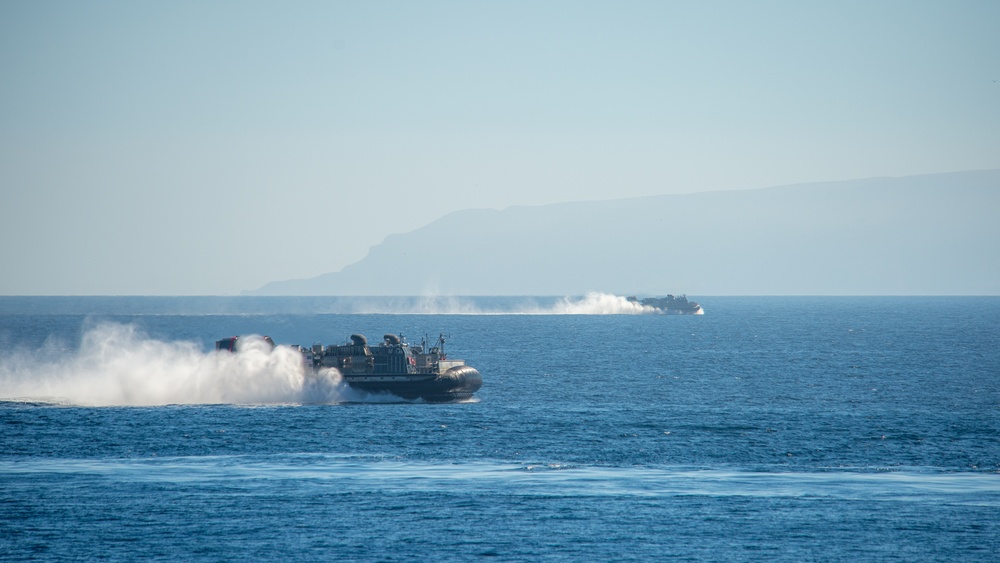 ACU 5 Conducts LCAC Operations