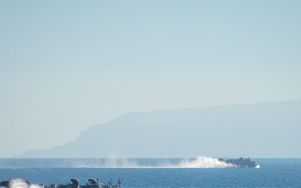 ACU 5 Conducts LCAC Operations