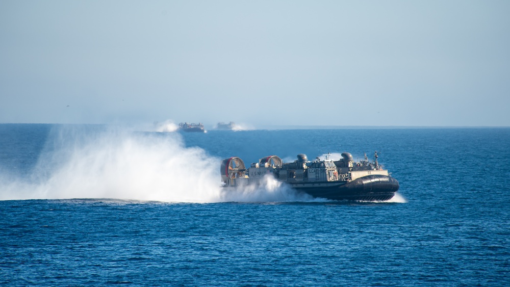 ACU 5 Conducts LCAC Operations