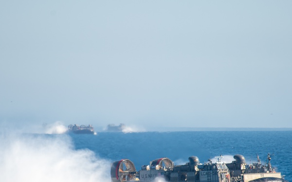 ACU 5 Conducts LCAC Operations